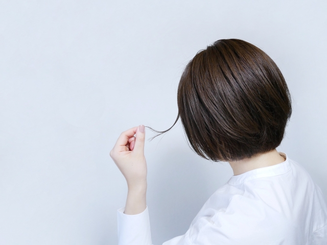 夏から秋にかけては抜け毛の季節！？原因と今からできるケア方法